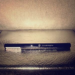 Liquid black eyeliner